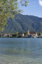 View from Point of the village with the parish church of St. Lawrence, behind Wallberg,