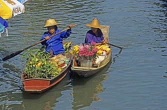 Merchants in their boats at Damnoen Saduak Floating Market, Thailand, December 2002, vintage,