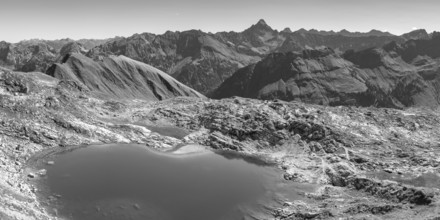 Mountain panorama over Laufbichlsee, behind it the Hochvogel, 2592m, Allgäu Alps, Allgäu, Bavaria,