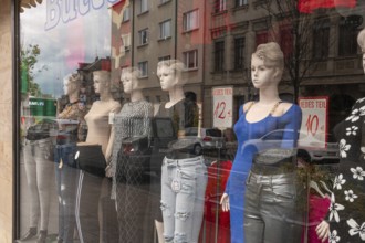 Shop window vintage fashion dolls from the 1950s, Fürth, Middle Franconia, Bavaria, Germany
