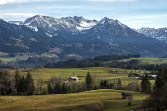 View from Bolsterlang into the Illertal and mountains of the Allgäu Alps, behind Entschenkopf,