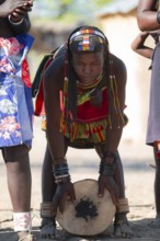 Traditional dance, brightly decorated woman of the Hakaona tribe also Havakona or Hakawona, near