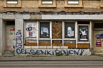 Decaying façade smeared with graffiti, scrap property in a difficult district, Gelsenkirchen, Ruhr