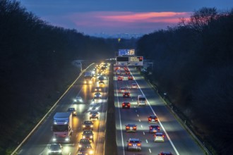 Evening traffic on the A52 motorway, between Düsseldorf and Essen, in front of the Breitscheid