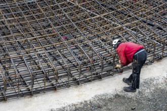 Assembly of reinforcing steel for the reinforced concrete foundation of a wind turbine, a mesh of