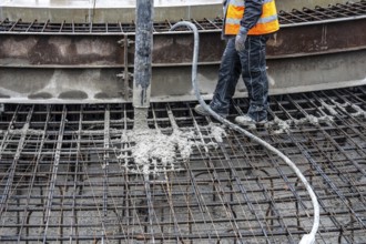Concreting, concreting the foundation of a wind turbine, concrete pump hose, more than 600 cubic
