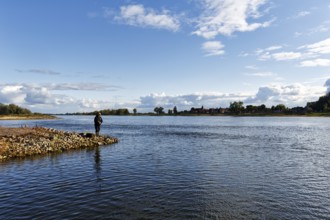 Anglers on the riverbank, river landscape near Bitter, Neuhaus district, Elbe floodplain in Lower