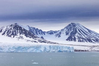 Lilliehöökbreen glacier in summer debouching into Lilliehöök Fjord, Lilliehöökfjorden, branch of