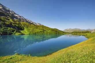 Engstlensee near Engstlenalp with Rothorn and Glogghues in the background, Canton of Bern,