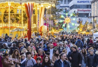 Busy shopping street in Stuttgart. On the first weekend of Advent, visitors flock through the