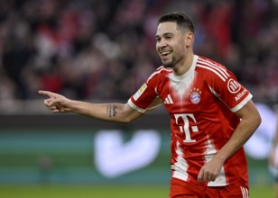 Goal cheer Raphael Guerreiro FC Bayern Munich FCB (22) Gestik Gesture Allianz Arena, Munich,