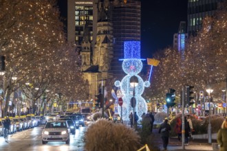 Christmas decoration, light decoration, in Berlin, Tauentzienstraße, view of the Memorial Church on