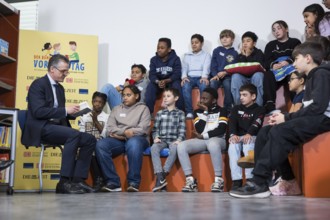 Thorsten Frei, head of the Federal Chancellery, is reading the book The Message in a Bottle by