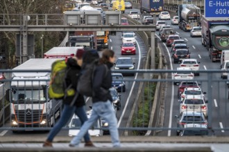 Autobahn A40, Ruhrschnellweg, traffic jams on both roads, at the Ruhrschnellwegstunnel in Essen,