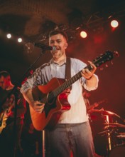 Eddie Keogh, singer of Kingfishr live at Gretchen in Berlin on 14.11.2025