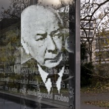 Graphically gridded portrait of Federal President Theodor Heuss on the glass panel at the