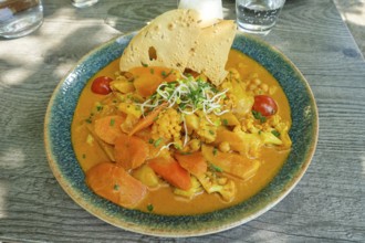 Asian cuisine, mixed vegetables, carrots, cauliflower, bamboo, cherry tomatoes, curry sauce,