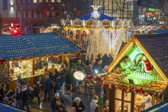 Pre-Christmas time, visitors to de, Christmas market in downtown Essen, on Kennedyplatz, the market