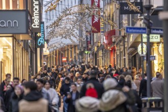 Limbecker Straße shopping street, pedestrian zone, full, lots of people shopping, Christmas lights,