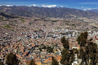 Expansive view of a city with dense buildings and mountains, the city of La Paz in Bolivia