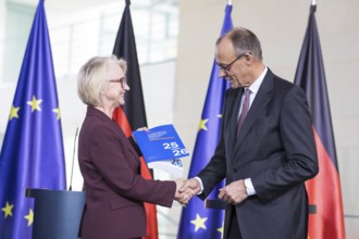 Prof. Dr. Monika Schnitzer (Chair of the Council of Experts) and Friedrich Merz (Federal Chancellor