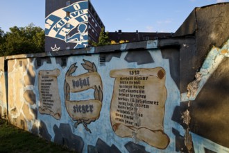Painted wall on the Glückauf battle track with motifs of FC Schlake 04, Schalke, district of