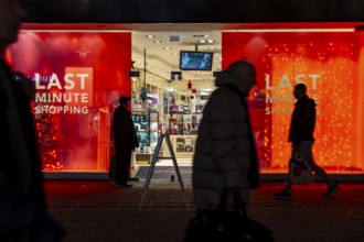 Full city center, shopping street, Kettwiger Straße pedestrian zone in Essen, shop window of a