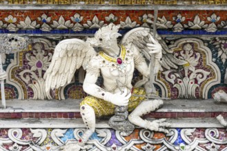 Decorative elements with pop culture references (for example comics, superheroes) in the stucco and