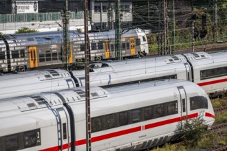 ICE trains on the railway line, RRX, Rhine-Ruhr-Express, regional train, north of Düsseldorf main