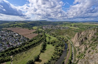 Ausblick vom Rotenfels, einer Steilwand am Naheufer im Naturpark Soonwald-Nahe, auf das Nahetal und