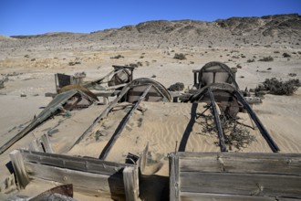 Verrostete Trommelsiebe im Wüstensand, Pomona, Diamentensperrgebiet, bei Lüderitz, Region Karas,