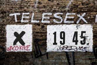 Das Wandbild mit dem Titel Weltbaum 2, Werden, Sein, Vergehen von Ben Wagin am S-Bahnhof