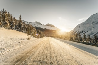 Winter road trip on the Icefields Parkway with lots of snow and ice, Banff National Park, Jasper