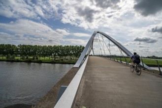 The Liniebrug, bicycle and pedestrian bridge over the Amsterdam-Rhine Canal near the village of