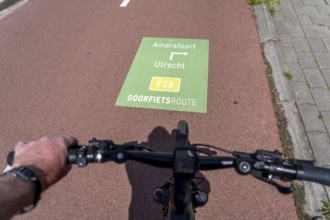 Long-distance cycle route F28, so-called Doorfietsroute, through cycle route, in the province of