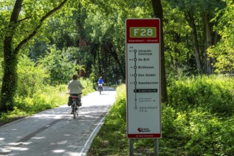 Long-distance cycle path F28, so-called Doorfietsroute, through cycle path, in the province of