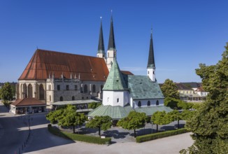 Chapel of Grace and Stiftspfarrkirche Sankt Philippus und Jakobus am Kapellplatz, place of