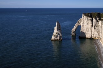 Rock arch Falaise or Porte d'Aval and rock needle Aiguille, Jambourg beach, Étretat, sea, steep