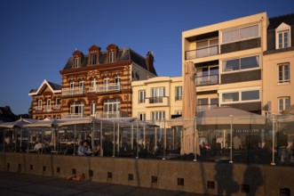 Restaurant La Grange and du Perrey, evening mood, evening, sky, blue, promenade, Étretat, Normandy,