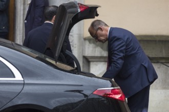 Friedrich Merz (CDU, German Chancellor) takes something out of a car boot in front of the joint