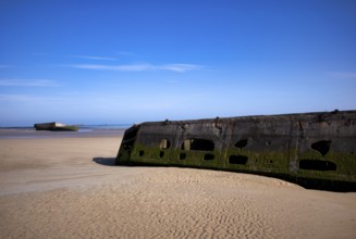 Phoenix Caissons, concrete boxes, caissons, were used in the sea as breakwaters and to form an