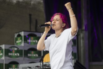 Eva Sauter, singer of the band ok.danke.tschüss at the Highfield Festival on Sunday, Störmthaler