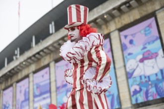 Dulce Compania stilt figures at the Lollapalooza Festival in the Olympiastadion and on the Maifeld,