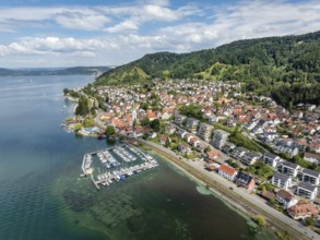Luftbild von der Ortschaft Sipplingen am Bodensee bei sommerlicher Vegetation, gegenüber der