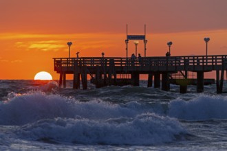 Sunset, pier, waves, swell, Wustrow, Fischland, Mecklenburg-Vorpommern, Germany