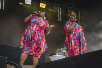 Dynelle Rhodes (Armstead) and Dorrey Lyles, singers of the Weather Girls at the Berlin Rundfunk 91