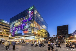 Stuttgart Art Museum in the evening with light installation and people on the steps. Long Night of