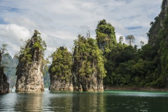 Lake with jungle and rainforest and steep mountains, Cheow Lan Lake, Khao Sok National Park, Phang