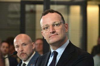 On the right, the chairman of the CDU/CSU parliamentary group, Jens Spahn (CDU), and his deputy
