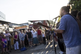 The Chrosiv choir plays and sings in front of the bathhouse on the RAW site as part of the Fête de